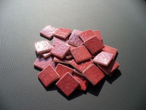 Mozaika ciemno różowa śliwkowa błyszcząca 2,5x2,5 cm, ceramiczna Quetsche AG 30 luzem