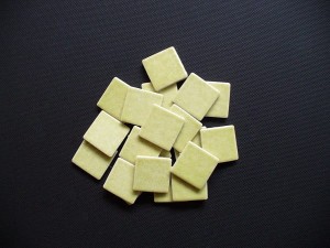 Mozaika zielona, zielonożółta błyszcząca 2,5x2,5 cm, ceramiczna Marjolaine  AG 15 luzem