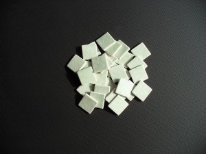 Mozaika jasno zielona błyszcząca 2,5 x 2,5 cm, ceramiczna Lotus AG 3 luzem