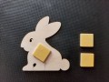 wycinanka ze sklejki zajączek 10 x 8,6 cm z żółtą mozaiką